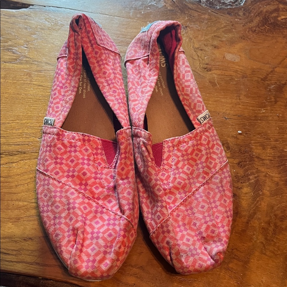 TOMS Classic Cayenne Canvas Tile Slip-On Shoes Size 9 – Pink Casual Flats